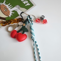 Porte-clés Y2K dés cerises, breloque de sac menottes boule 8, pendentif sac à dos avec sangle tressée à la main, accessoire esthétique vintage