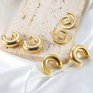 ต่างหูห่วงสแตนเลสชุบทอง PVD แบบหนา ดีไซน์เกลียว สำหรับผู้หญิง ราคาโรงงาน - Product Image 1