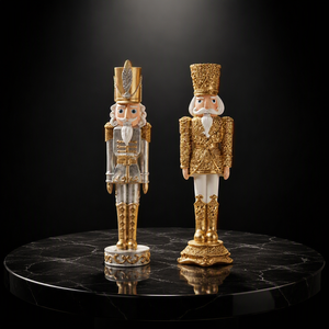 Villaggio Natalizio in Vendita, Statuetta Schiaccianoci in Oro e Argento con Design Scintillante per Decorazioni Natalizie da Tavolo - Product Image 1