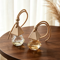 Bouteille diffuseur de parfum pour voiture en verre givré taillé en diamant de 10 ml, vide, avec bouchon triangulaire en bois et cordon coloré – Vente en gros