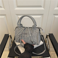 Sac à bandoulière carré petit et simple, nouveau design décontracté, sac à bandoulière pour femmes, personnalité, rivets de moto, rétro, grande capacité