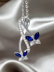 สร้อยคอผีเสื้อคู่แบบกำหนดเอง ประดับด้วยมอยส์ซาไนต์และบลูสปิเนล จี้โค้งงอเคลือบโรเดียม เงินแท้ 925 ของขวัญเครื่องประดับ - Product Image 4