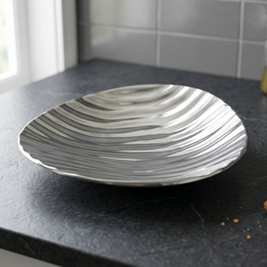 Plateau de fête rond en aluminium de luxe avec motif en forme de cœur, compatible micro-ondes et léger - Product Image 2