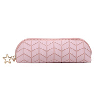 Étui à crayons cylindrique en cuir PU gaufré 3D motif losange géométrique avec fermeture éclair et breloque étoile dorée creuse, couleur macaron, portable