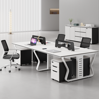 Bureau d'ordinateur pour employés, table simple et moderne de couleur blanche avec pieds blancs, bureau pour six personnes
