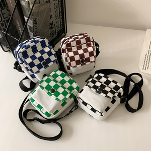 Vente en gros Mini sac à bandoulière en toile à carreaux pour femmes Petit téléphone portable Messenger avec chaîne Lettre Bouton Décoration Prix bon marché - Product Image 1