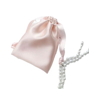 Sacs en soie à cordon personnalisés, petits sacs en satin pour extensions de cheveux, sacs pour cheveux - Product Image 1