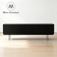 Meuble TV moderne en noyer avec portes à lattes horizontales, meuble de rangement pour salon avec pieds métalliques fins, console multimédia