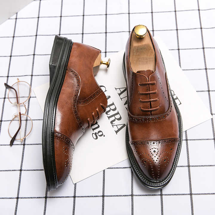 Stylish Casual Leather Brogue Shoes for Men in Plus Sizes, Embracing the Trend of British Fashion.