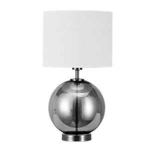 Lampada da Tavolo in Cristallo con Attacco E27, Finitura Fumé e Cromo, con Paralume Bianco 56x30x30 cm, Ideale per Illuminazione - Product Image 1