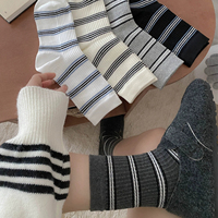 Chaussettes Rayées Minimalistes en Coton Léger Antidérapantes de Haute Qualité Style Instagram Respirantes Confortables pour Usage Quotidien – Vente en Gros