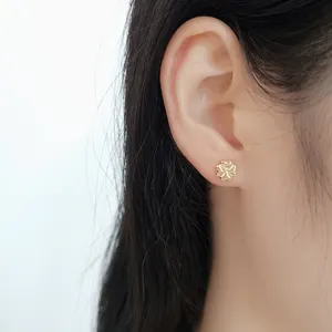 Anting Emas Asli 18K Dijual Online Empat Anting Daun Semanggi Keberuntungan Di AU 750 Anting Stud Cantik untuk Wanita Trendi E73