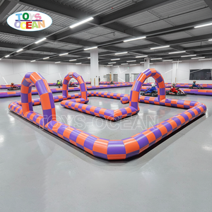 Piste <span class=keywords><strong>de</strong></span> course gonflable avec barrières, piste <span class=keywords><strong>de</strong></span> karting, <span class=keywords><strong>location</strong></span> <span class=keywords><strong>pour</strong></span> fêtes avec voitures tamponneuses <span class=keywords><strong>pour</strong></span> enfants, activité <span class=keywords><strong>de</strong></span> jardin, utilisation intérieure/extérieure - Product Image 1