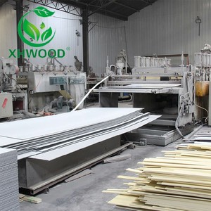 <span class=keywords><strong>5mm</strong></span> 1.22m * 2.44m 700kg/m³ Panneau en <span class=keywords><strong>fibre</strong></span> de bambou Film PVC <span class=keywords><strong>Couche</strong></span> de co-extrusion de deuxième génération et Film PET à noyau WPC noir peut choisir - Product Image 5