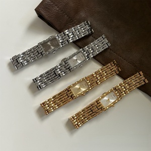 Nouvelle Montre à Quartz Rectangulaire Simple et Tendance avec Bracelet en Alliage, Style Vintage Petit Sucre, Montre Dorée pour Femme - Product Image 3