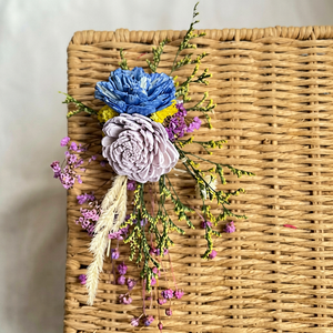 Corona de Flores de Ratán Hecha a Mano, Adorno Floral de Paja con Detalles de Perlas para Decoración del Hogar, Regalo - Product Image 1