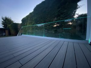 Balcone esterno/terrazza/decorazione Veranda balaustre <span class=keywords><strong>in</strong></span> <span class=keywords><strong>vetro</strong></span> su misura di alta qualità <span class=keywords><strong>in</strong></span> alluminio canale U sistema di ringhiera <span class=keywords><strong>in</strong></span> <span class=keywords><strong>vetro</strong></span> - Product Image 4