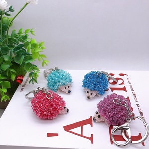 Llavero de erizo lindo hecho a mano con cuentas pequeñas, accesorio delicado para bolso de mujer y niña, decoración para cartera, regalo de cumpleaños - Product Image 3