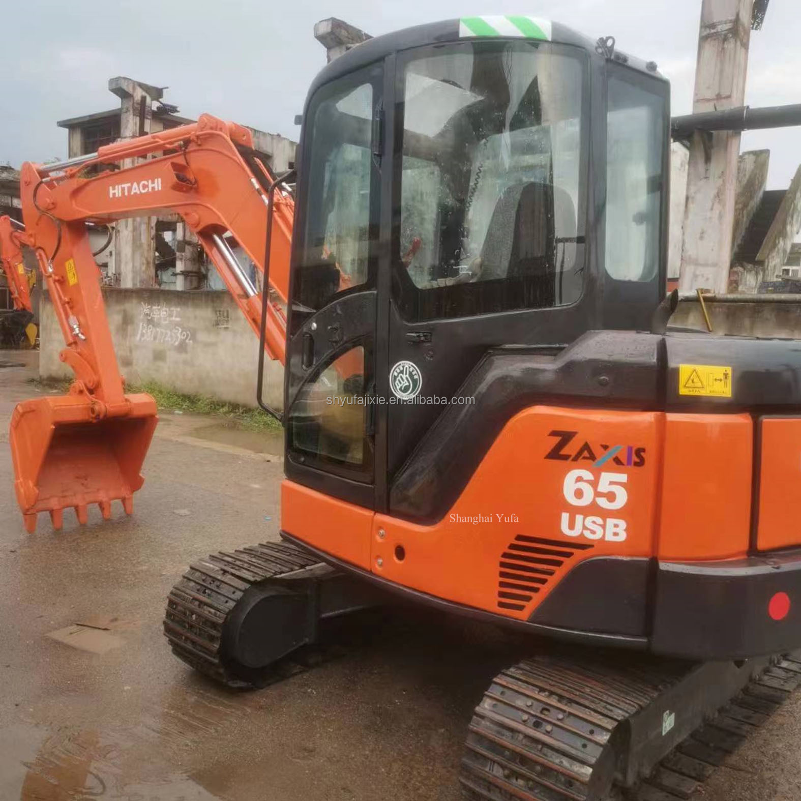 6.5 Ton Mini Backhoe Hitachi ZX65USB - Long Digging Earth