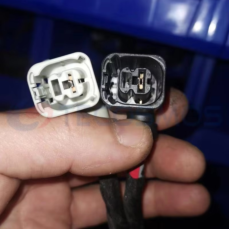 Car Connector for the Plug Is White with One Pin
