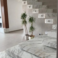 Escalier en colimaçon moderne de luxe en verre avec structure en acier inoxydable et pierre Arabescato Corchia pour villa, design compact pour intérieur