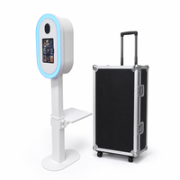Photomaton portable réglable en hauteur avec plateau de support compatible iPad et appareil photo reflex numérique, livré avec flight case pour mariages et événements