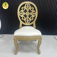 Chaise Louis moderne empilable pour événements commerciaux et mariages, avec dossier en résine à motif floral incurvé, démontable, coussin amovible, pour extérieur