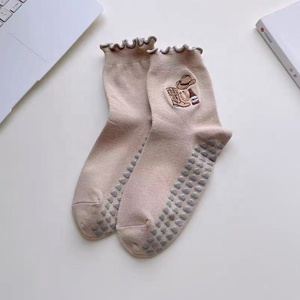 JZVINA Calcetines de Pilates con bonito bordado para mujer, calcetines con puños con volantes y agarre antideslizante de silicona para entrenamiento de Yoga y uso diario - Product Image 5