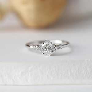 Anillo de Diamante Cultivado en Laboratorio con Corte Oval Brillante Único, Certificado por IGI, Joyería Elegante y Brillante, Ideal para Compromiso y Boda - Product Image 2