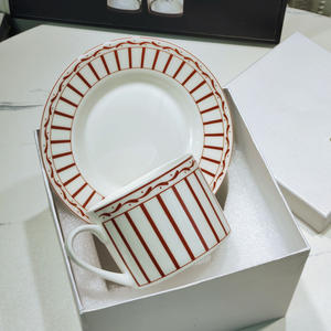 Taza y Platillo de Porcelana para Té de la Tarde o Café, Estilo Inglés con Líneas Negras y Rojas, Taza para Leche - Product Image 5