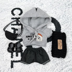 Nuevo Conjunto <span class=keywords><strong>de</strong></span> Ropa <span class=keywords><strong>para</strong></span> <span class=keywords><strong>Muñecas</strong></span>: Abrigo Gris, Pantalones Deportivos, Bolso Cruzado <span class=keywords><strong>de</strong></span> Peluche, Diadema, Ropa Unisex <span class=keywords><strong>para</strong></span> Jóvenes - Product Image 3