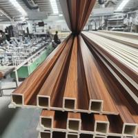 Nuevo Modelo de Panel de Pared Acanalado Geométrico Moderno, Revestimiento de Madera y Plástico Compuesto (WPC), Panel para Techo y Pared