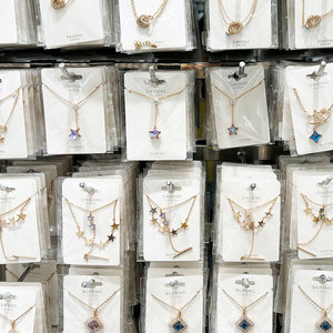 Collana da Donna Xuping Gioielli all'Ingrosso Placcata Oro con Catena a Maglie e Ciondoli di Perline Fiori Cuori Farfalle Perle Cristalli e Stile Tennis di Moda - Product Image 2