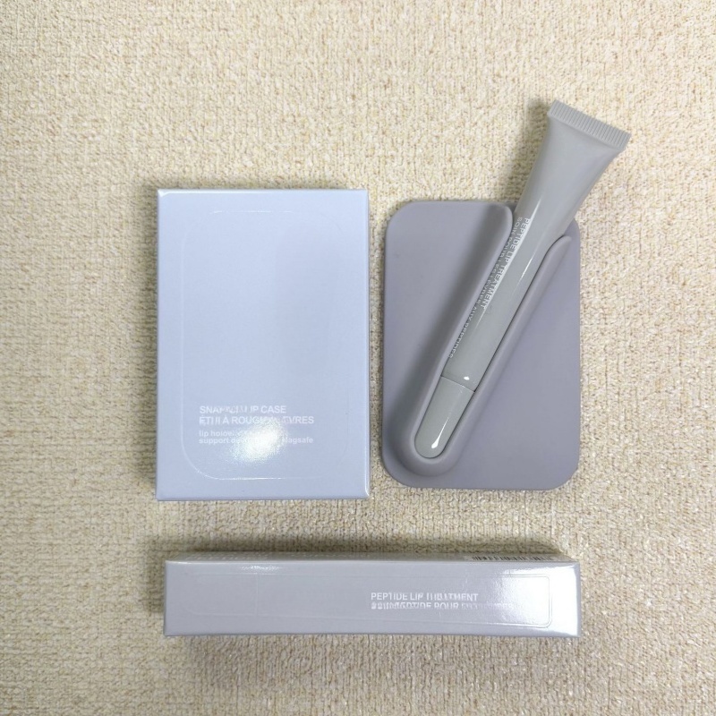 Grigio con lucidalabbra