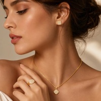 Ensemble de bijoux vintage carré en strass plaqué or, collier avec pendentif chaîne boîte, boucles d'oreilles clous et bague, trio pour femme