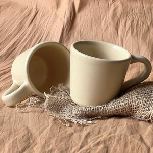 Mug à café en céramique artisanale de luxe, couleur ivoire, avec poignée, design moderne, stock en gros - Product Image 3