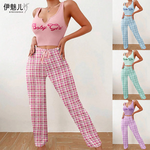 Conjunto de ropa para estar en casa de estilo europeo y americano para mujer, con chaleco, pantalones a cuadros con bloques de color y top con estampado de letras. - Product Image 1