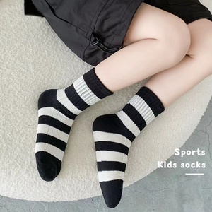 Autunno/inverno nuovi calzini di cotone <span class=keywords><strong>a</strong></span> maglia Trendy per ragazzi e ragazze <span class=keywords><strong>a</strong></span> <span class=keywords><strong>righe</strong></span> bianche e nere di taglia media - Product Image 3