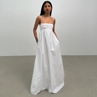 Robe longue blanche pour femme, bretelles spaghetti, buste smocké, coupe évasée ample, style swing, pour les vacances, OEM ODM personnalisé
