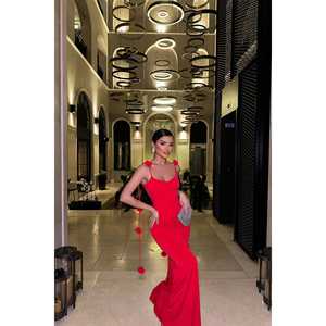 Vestido de Noche Rojo Satinado con Diseño de Rosa Dominicana, Cintura Imperio, Estilo Sencillo para Fiesta, con Volantes, Drapeado, Pedrería, Perlas y Lentejuelas, Largo hasta el Suelo - Product Image 2