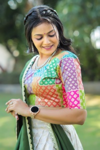 Top qualité Designer mère fille soie Lehenga Choli avec chemisier en soie lourde non cousue à vendre à l'exportation - Product Image 6