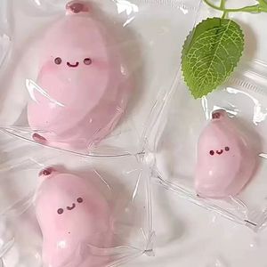 Divertido y Adorable Juguete de Silicona para Apretar, Unisex, Pequeña Plátana Gorda, Juguete de Simulación de Comida Suave y Atractiva para Aliviar el Estrés - Product Image 3