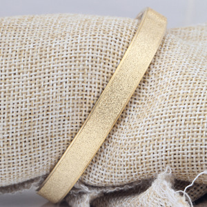 สร้อยข้อมือเหล็กไทเทเนียมขัดเงา 8 มม. สีทอง ของขวัญเครื่องประดับสำหรับทุกเพศ - Product Image 3