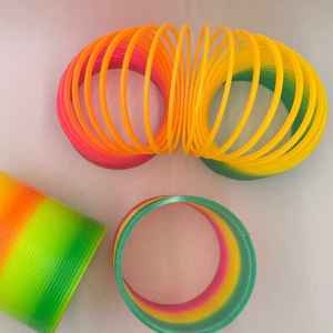 Pliant en plastique ressort bobine couleur arc-en-ciel cercle drôle jouets magiques développement précoce jouets éducatifs pour enfants - Product Image 2
