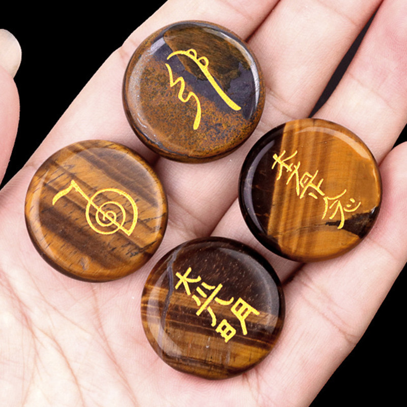 Un ensemble de quatre pierres oeil de tigre