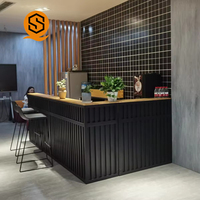 Meuble de bar de style industriel moderne en bois massif avec cadre en fer, restaurant, café, salon de thé, comptoir de réception, coin avant