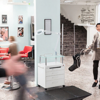 Nouveauté Chariot électrique multifonctionnel au design moderne pour salons de beauté Lampe sans ombre avec matériau métallique pour esthéticiennes