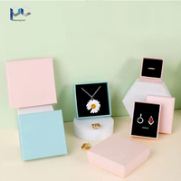 Nouveaux styles, boîte d'emballage pour bijoux blanche moins chère avec gaufrage et doublure en éponge, boîte cadeau super fine recyclable avec logo personnalisé