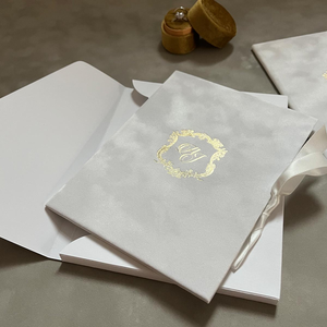 <span class=keywords><strong>Invito</strong></span> Matrimoniale di Lusso Stile Reale USA con Copertina Rigida, Lamina d'Oro, Velluto, Busta e Cartoncino RSVP - Product Image 1