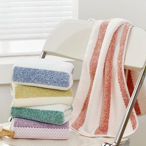Serviette de Bain Simple et Confortable en Coton Rayée Antimicrobienne Tendance Rembourrée en Polaire Corail pour Adulte Douce pour la Peau Respirante Hôtel Spa - Product Image 2